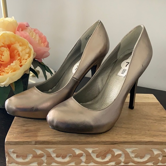 Steve Madden Platinum Metallic Heels - Picture 1 of 8